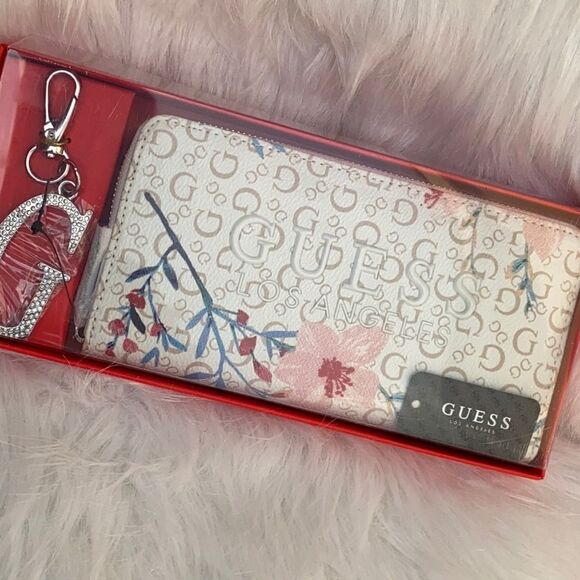 NEW ladies Guess leather wallet with keychain - Picture 11 of 11
